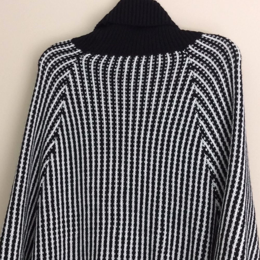 Beautiful brand new poncho - Picture 5 of 7